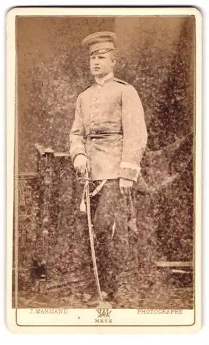 Fotografie J. Marmand, Metz, Avenue Serpenoise, Portrait Soldat in Uniform mit Säbel und Portepee