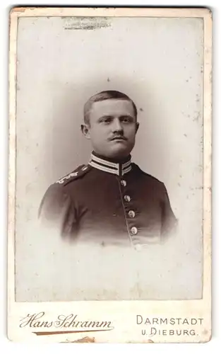 Fotografie Hans Schramm, Darmstadt, Ballonplatz 6, Portrait Garde Soldat Ludwig Schäfer in Uniform