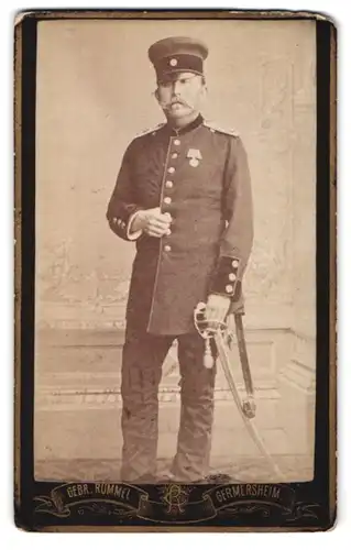 Fotografie Gebr. Rummel, Germersheim, Portrait Soldat in Uniform Rgt. 3 mit Orden, Säbel und Portepee