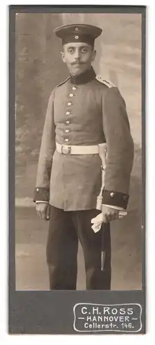 Fotografie C. H. Ross, Hannover, Cellerstr. 146, Portrait Soldat in Uniform FAR 26 mit Bajonett und Portepee, Krätzchen