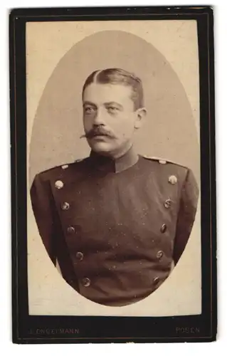 Fotografie J. Engelmann, Posen, Wilhelm-Str. 8, Portrait Soldat in Uniform mit Schnauzbart