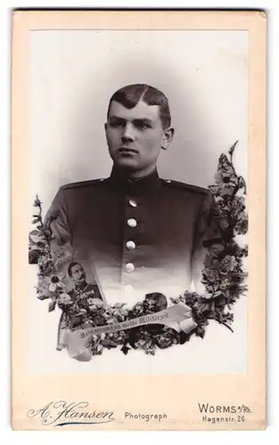 Fotografie A. Hansen, Worms a, Rh., Hagenstr. 26, Portrait Soldat in Uniform Rgt. 18, Kaiser Wilhelm Porträt