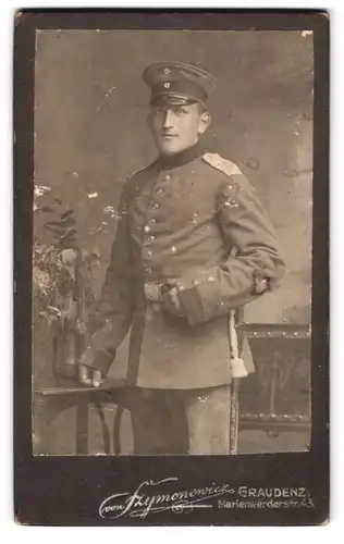 Fotografie von Fzymonowicz, Graudenz, Marienwerderstr. 43, Portrait Soldat in Uniform Rgt. 15 mit Bajonett und Portepee