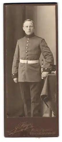 Fotografie F. Heyn, Perleberg, Wittenbergerstr. 86, Portrait Soldat in Uniform mit Bajonette