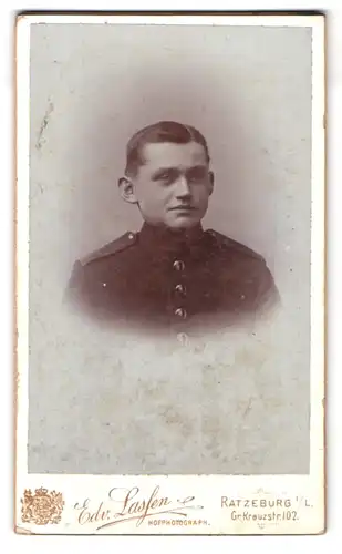 Fotografie Edv. Lassen, Ratzeburg i. L., Gr. Kreuzstr. 102, Portrait Knabe Soldat in Uniform Rgt. 9