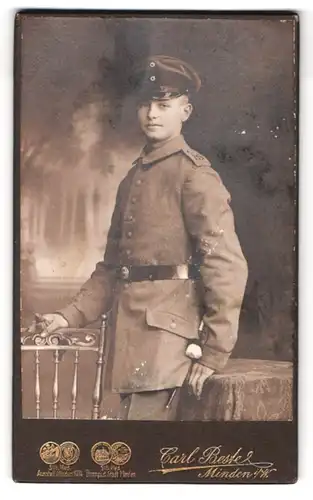 Fotografie Carl Bestel, Minden i. W., Bäckerstr. Portrait Kane als Soldat in Feldgrau Uniform Rgt. 15 mit Bajonett