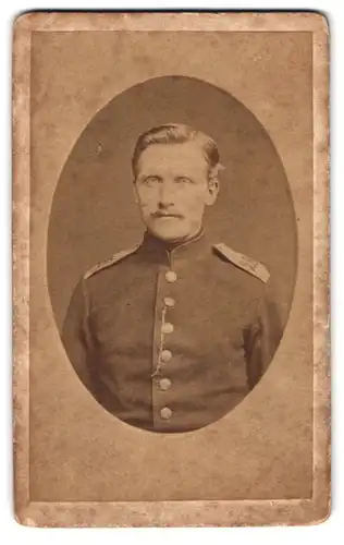 Fotografie unbekannter Fotograf und Ort, Portrait Soldat in Uniform Rgt. 28