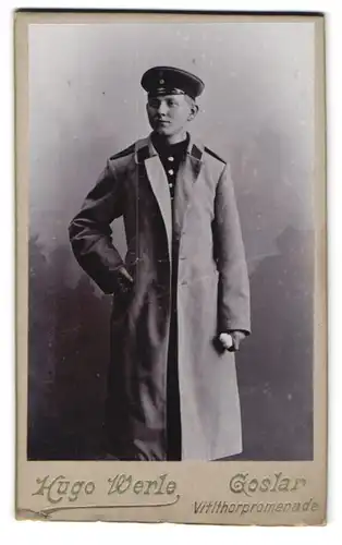 Fotografie Hugo Werle, Goslar, Vitithorpromenade, Portrait junger Soldat in Uniform mit Mantel und Schirmmütze