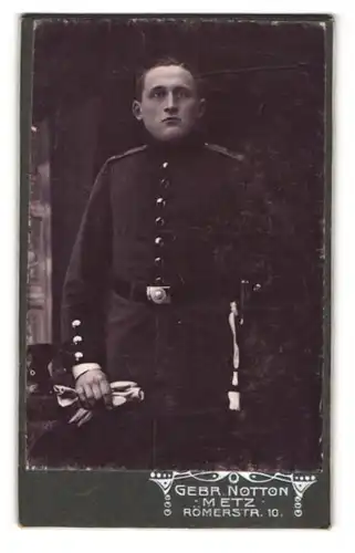Fotografie Gebr. Notton, Metz, Römerstr. 10, Portrait Soldat in Uniform Rgt. 13 mit Bajonett und Portepee