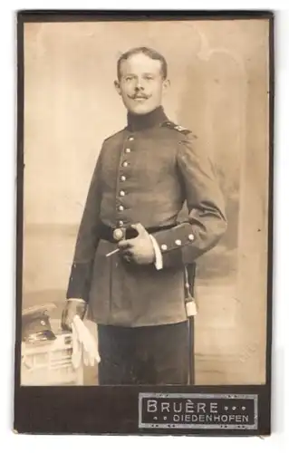 Fotografie Bruere, Diedenhofen, Marktplatz 23, Portrait Soldat in Uniform Inftr. Regt. 135 mit Bajonett und Portepee