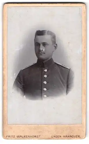 Fotografie Fritz Walkenhorst, Hannover-Linden, Deisterstr. 2, Portrait junger Soldat in Uniform mit Schulterklappen