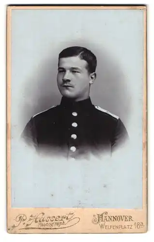 Fotografie P. Hassert, Hannover, Welfenplatz 16a, Portrait junger Soldat in Uniform