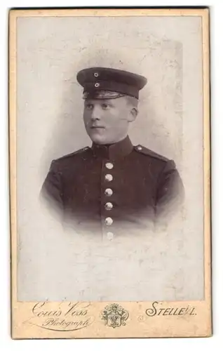 Fotografie Louis Voss, Stelle i. l., Portrait Soldat in Uniform Rgt. 9 mit Schirmmütze