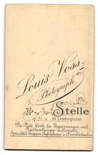 Fotografie Louis Voss, Stelle i. l., Portrait Soldat in Uniform Rgt. 9 mit Schirmmütze