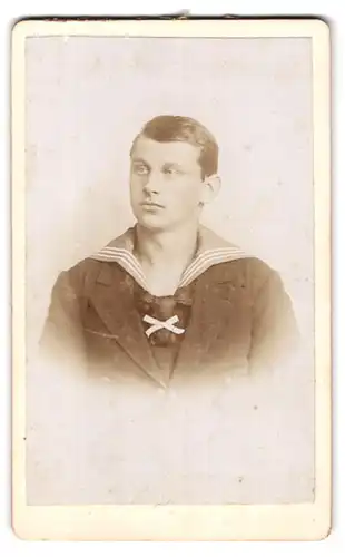 Fotografie Max Kühn, Kiel, Holtenaustr. 46, Portrait Matrose in Uniform mit Matrosenknoten