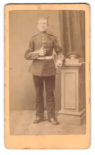 Fotografie C. Ducas, Neuf-Brisach, Place du march 208, Portrait Soldat in Uniform mit Bajonett und Portepee