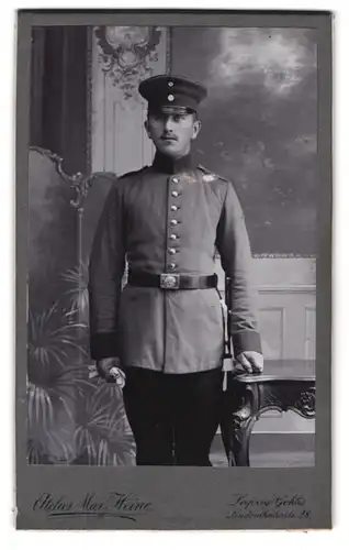 Fotografie Atelier Max Heine, Leipzig-Gohlis, Lindenthalerstr. 28, Soldat in Uniform mit Bajonett Koppelschloss Inf. Rgt.