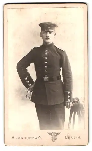 Fotografie A. Jandorf & Co., Berlin, Spittelmarkt 16 /17, Portrait preussischer Soldat in Uniform Rgt. 15