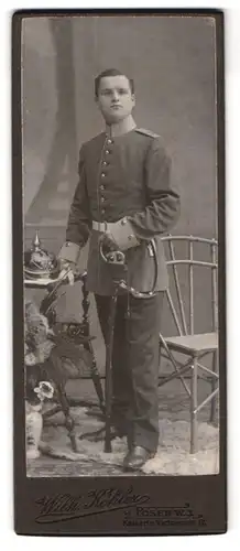 Fotografie Wilh. Köhler, Posen, Kaiserin Victoriastr. 17, Portrait Soldat Jeske in Uniform mit Pickelhaube und Säbel