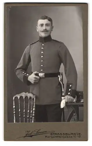 Fotografie Jul. Sievers, Strassburg i. E., Margarentegasse 10-12, Portrait Soldat in Uniform mit Bajonett und Portepee