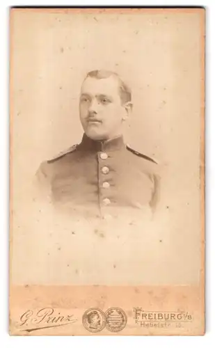 Fotografie G. Prinz, Freiburg i. B., Hebelstr. 10, Portrait Soldat in Uniform mit Schulterklappen