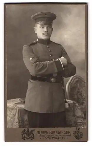 Fotografie Alfred Hirrlinger, Stuttgart, Gartenstr. 9, Portrait Soldat in Uniform Signaltrupp, Bajonett mit Portepee