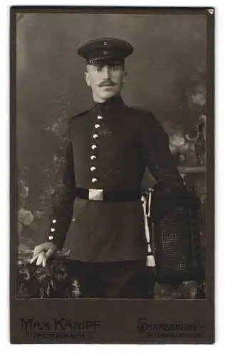 Fotografie Max Kämpf, Strassburg i. E., Steinwallstr. 56, Portrait Soldat in Uniform mit Bajonett und Portepee