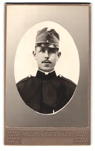 Fotografie A. v. Wutzelburg, Graz, Portrait österreichischer Soldat in Uniform mit Schützenschnur und Mütze