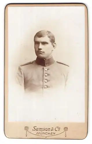 Fotografie Samson & Co., München, Neuhausstr. 7, Portrait bayrischer Soldat in Uniform