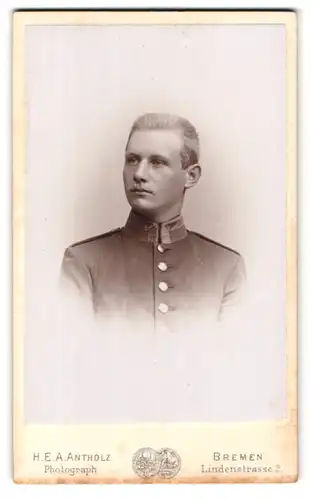 Fotografie H. E. A. Antholz, Bremen, Lindenstr. 2, Portrait Ufz. in Uniform mit Bürstenhaarschnitt