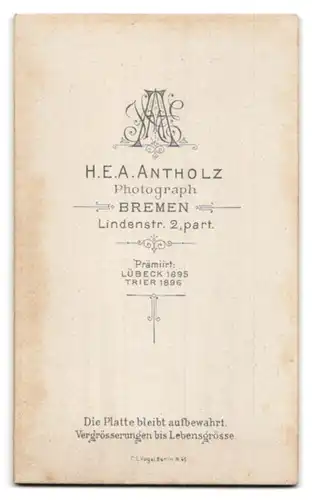 Fotografie H. E. A. Antholz, Bremen, Lindenstr. 2, Portrait Ufz. in Uniform mit Bürstenhaarschnitt