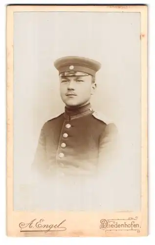 Fotografie A. Engel, Diedenhofen, Collegiumstr. 103, Portrait junger Soldat in Garde Uniform mit Schirmmütze