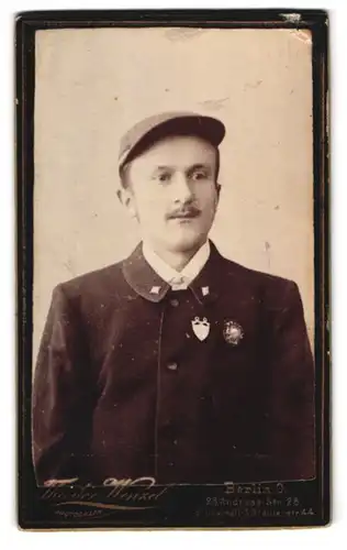 Fotografie Theodor Wenzel, Berlin, Andreas-Str. 28, Portrait junger Mann mit Orden an der Jacke