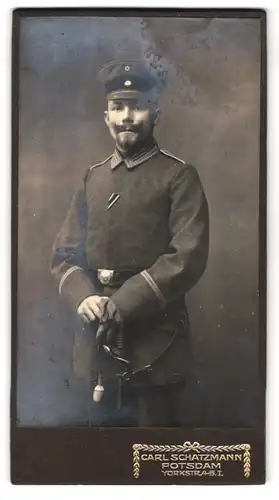 Fotografie Carl Schatzmann, Potsdam, Yorkstr. 4-5, Portrait Soldat in Uniform 1. Garde-Regiment zu Fuss mit Orden