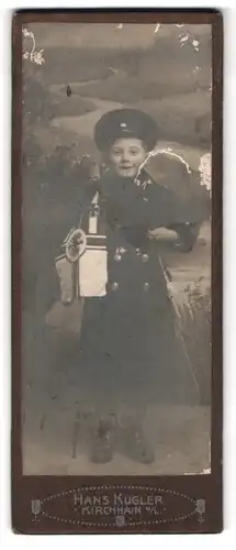 Fotografie Hans Kugler, Kirchhain N. L., Portrait kleiner Junge in Uniformmantel mit Reichskriegsflagge und Bajonett