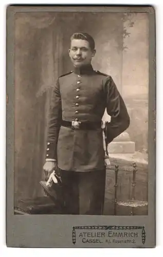 Fotografie Atelier Emmrich, Cassel, Kl. Rosenstr. 2, Portrait Soldat in Uniform mit Bajonett und Portepee