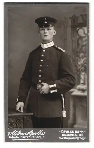 Fotografie Atelier Apollo, Dresden, König Georg Allee 1, Portrait Garde Soldat in Uniform mit Bajonett und Portepee