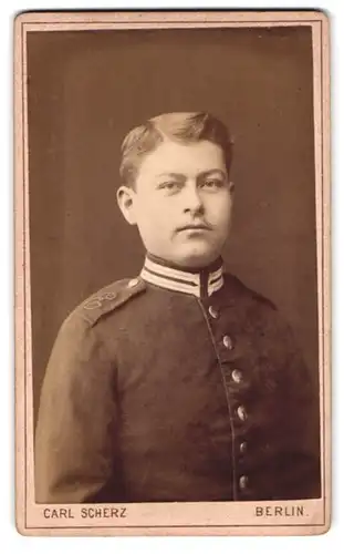 Fotografie Carl Scherz, Berlin, Holzmarktstr. 71, Portrait Garde Soldat in Uniform Rgt. 3