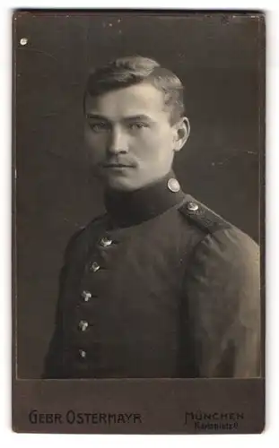 Fotografie Gebr. Ostermayr, München, Karlsplatz 6, Portrait junger Soldat in Uniform mit Schulterklappen Knopf Nr. 5