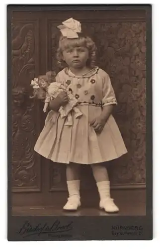 Fotografie Atelier Bischof & Broel, Nürnberg, Bayreutherstr. 21, Mädchen Elfi Kurz mit Haarschleife hält Puppe im Arm