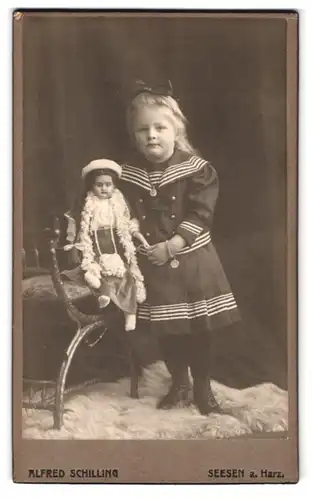 Fotografie Alfred Schilling, Seesen / Harz, Mädchen in Marineuniform mit Puppe