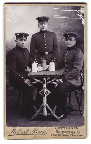 Fotografie Robert Bein, Göttingen, Gaussstr. 13 Ecke Geismar Chaussee, Soldaten in Uniform mit Schulterstück Rgt. 87