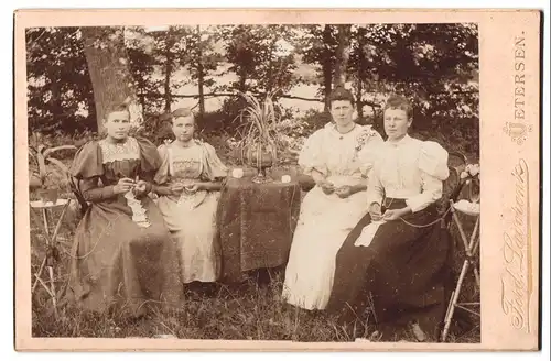 Fotografie Ferd. Lavorenz, Uetersen, junge Damen erlernen das Stricken