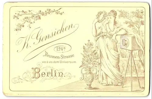 Fotografie K. Gensichen, Berlin, Brunnenstr. 124a, Dame nebst Plattenkamera-Fotoapparat auf Stativ, Rückseitig Familie