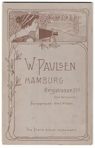 Fotografie W. Paulsen, Hamburg, Bergstrasse 21a, Dame mit Plattenkamera - Fotoapparat, Rückseitig Paar im Atelier