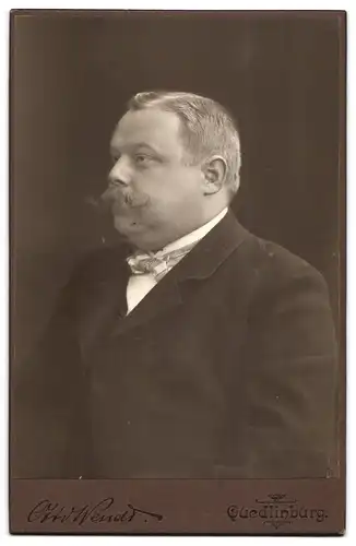 Fotografie Otto Wendt, Quedlinburg, Ansicht Quedlinburg, Atelier in der Bahnhofstrasse, Rückseitig Herr im Portrait