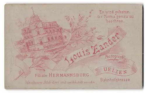 Fotografie Louis Zander, Uelzen, Ansicht Uelzen, Geschäftshaus in der Bahnhofstr., Rückseitig Knabe mit Mütze