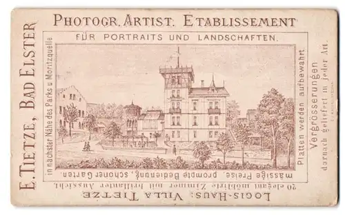 Fotografie E. Tietze, Bad Elster, Ansicht Bad Elster, Villa Tietze - Logis Haus, Rückseitig Dame im Sonntagskleid