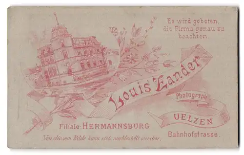 Fotografie Louis Zander, Uelzen, Ansicht Hermannsburg, Geschäftshaus Filiale Hermannsburg, Rückseitig Knabe mit Mütze