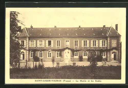 AK Saint-Léger-Vauban, La Mairie et les Ecoles